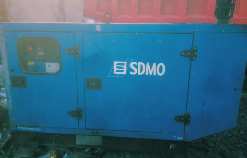 БУ дизельный генератор SDMO t44 в кожухе