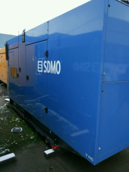 БУ дизельный генератор SDMO V440C2 в кожухе